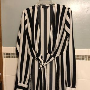 Womens open front long sleeved blouse, size 8